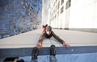 Illustration for article titled The craziest of the Russian city climbers is beyond insane